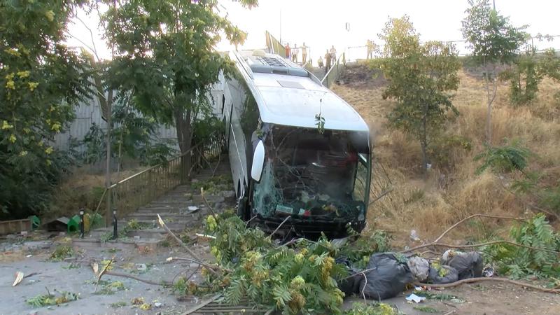 Servis Otobüsü Şarampole Yuvarlandı: Çok Sayıda Yaralı Var