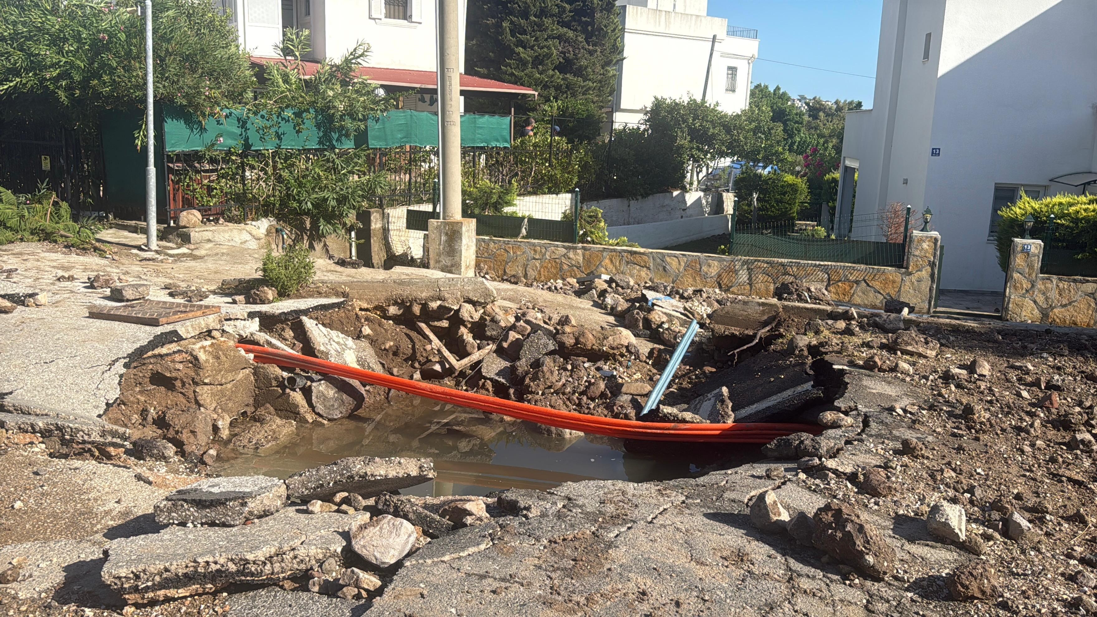 Bodrum’da Bitmeyen Altyapı Krizi: Ana Su Hattı Yine Patladı, Yol Çöktü