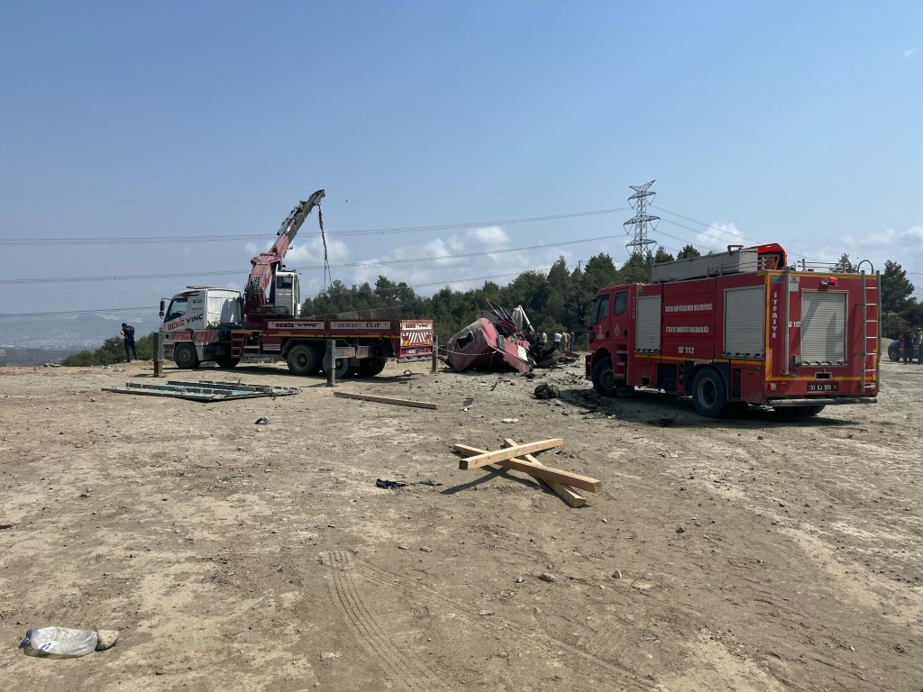 Freni Patlayan Vinç, İki Aracı Biçip Uçuruma Yuvarlandı