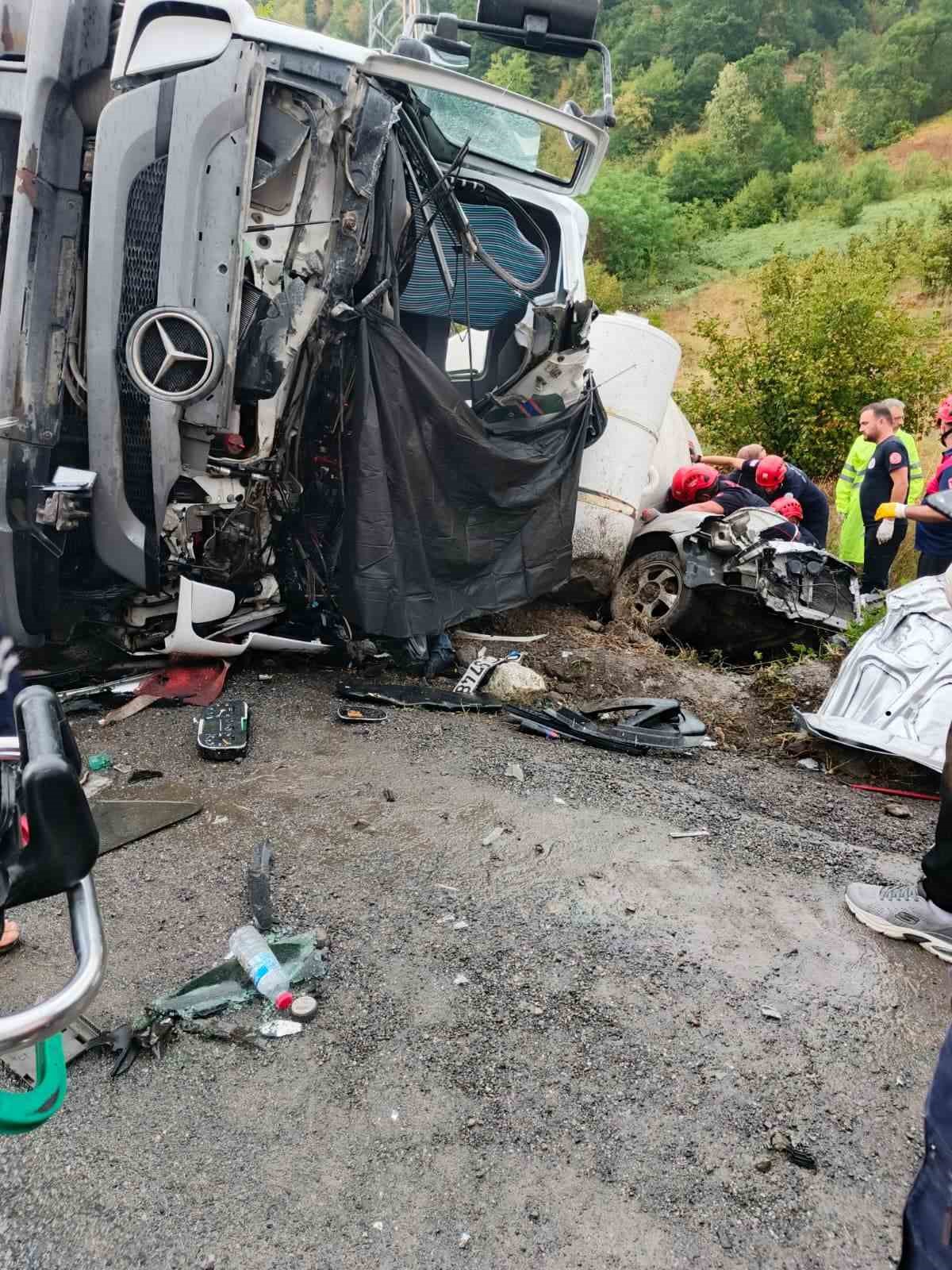 Beton Mikseri Otomobilin Üzerine Devrildi:1 Kişi Öldü