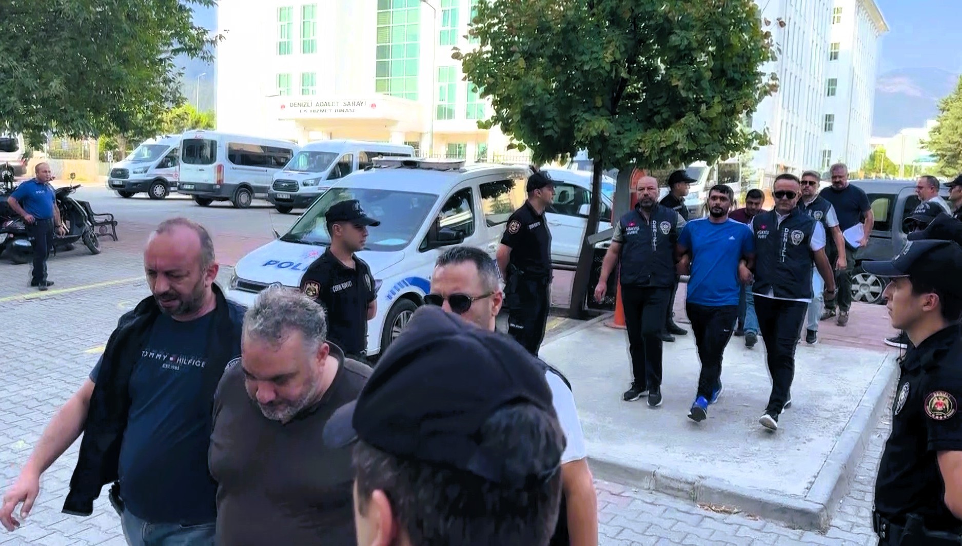 Motosikletli Saldırganlar H.B.'ye Kurşun Yağdırdı: Saldırı Anı Kamerada