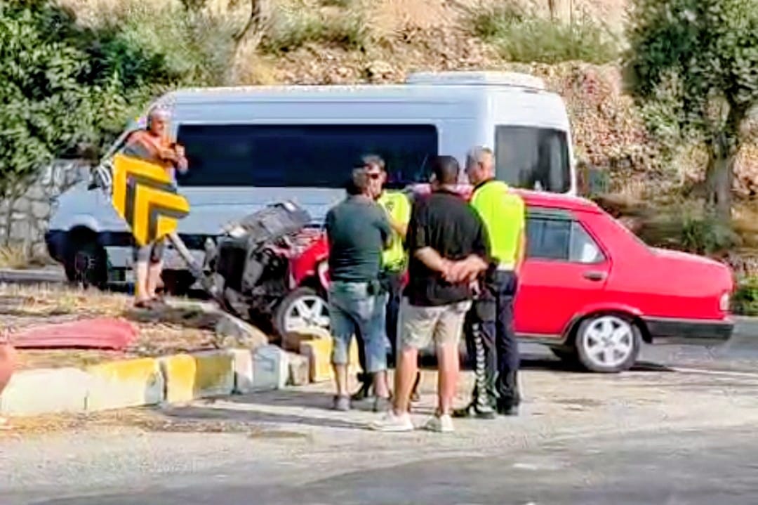 Muğla'da Otomobil Bariyerlere Çarparak Hurdaya Döndü