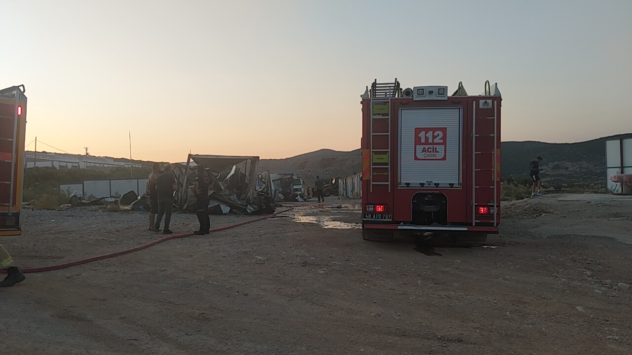 Menteşe'de Konteyner Yangını İtfaiye Müdahalesiyle Söndürüldü