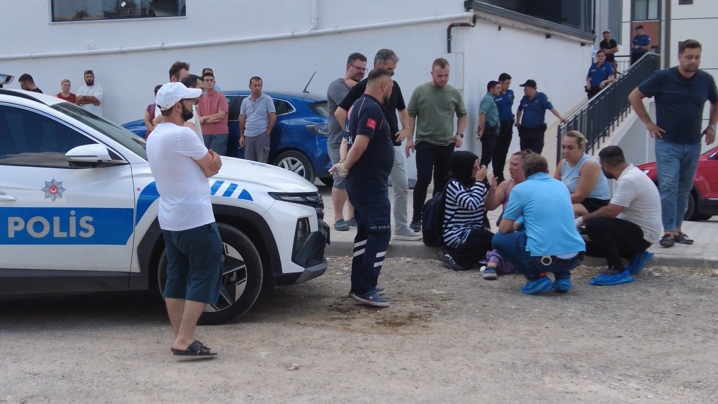 Aile Faciası: Eşini ve Oğlunu Öldüren Baba İntih*r Girişiminde Bulundu