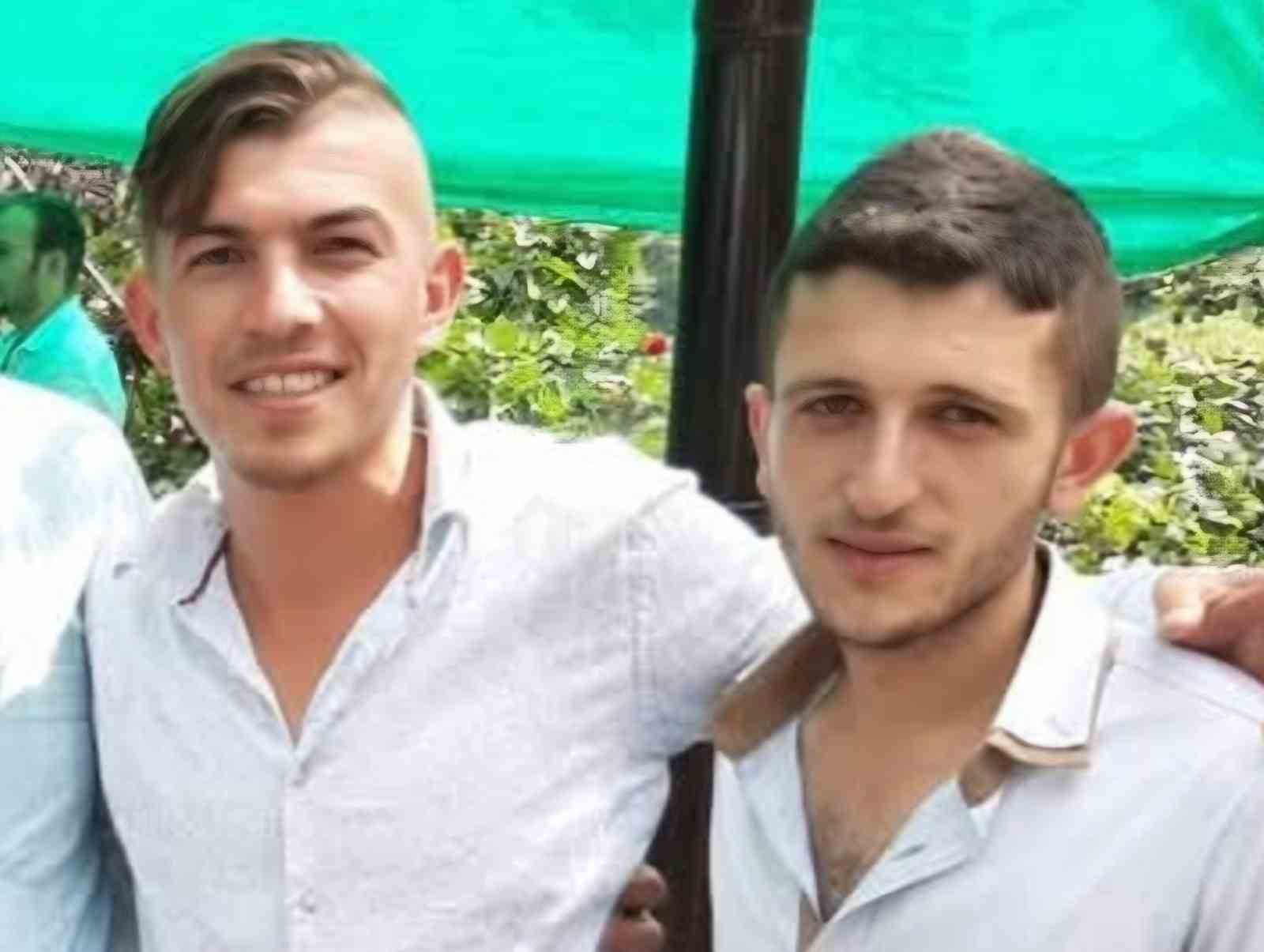 Evinde İki Arkadaşını Vurdu