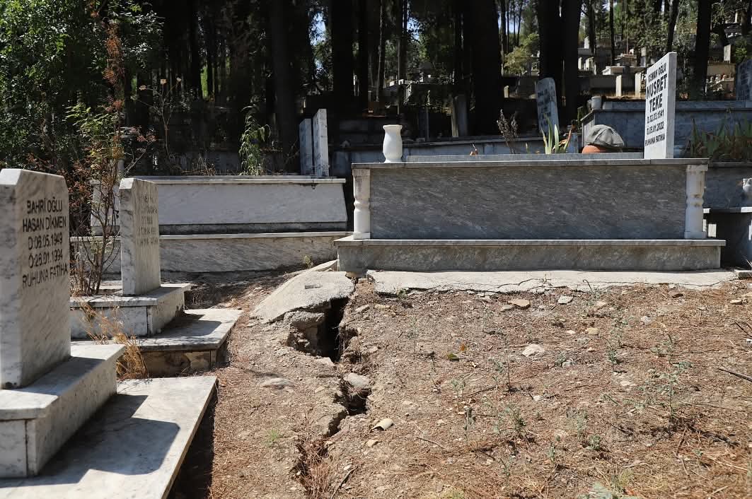 Turgut Mahallesi Mezarlığında Zemin Hareketliliği: Belediye Ekipleri Harekete Geçti