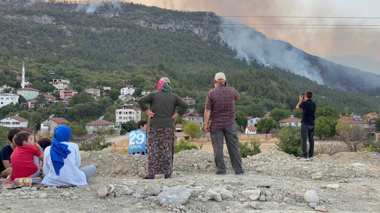 Rüzgarın Etkisiyle Yangın Büyüyor: Köy Tahliyeleri Başladı