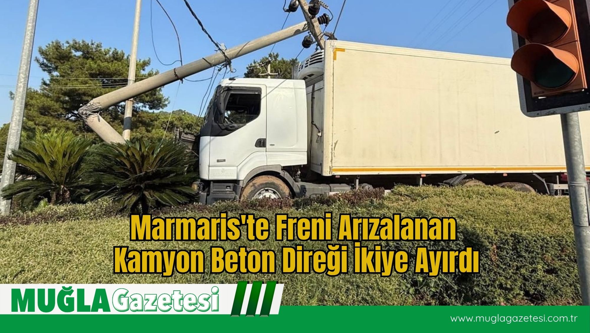 Marmaris'te Freni Arızalanan Kamyon Beton Direği İkiye Ayırdı