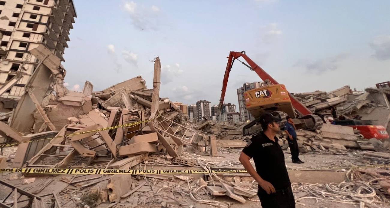 Bina Yıkımı Sırasında İş Makinesi Operatörü Göçük Altında Can Verdi