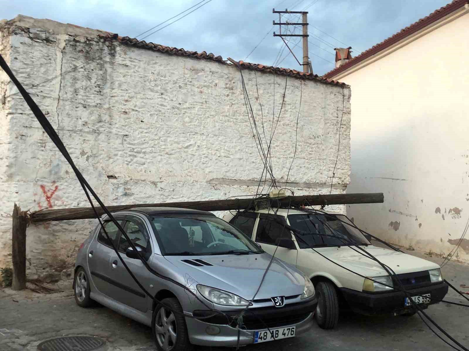 Menteşe Emirbeyazıt'ta Ahşap Direk İki Otomobilin Üzerine Devrildi