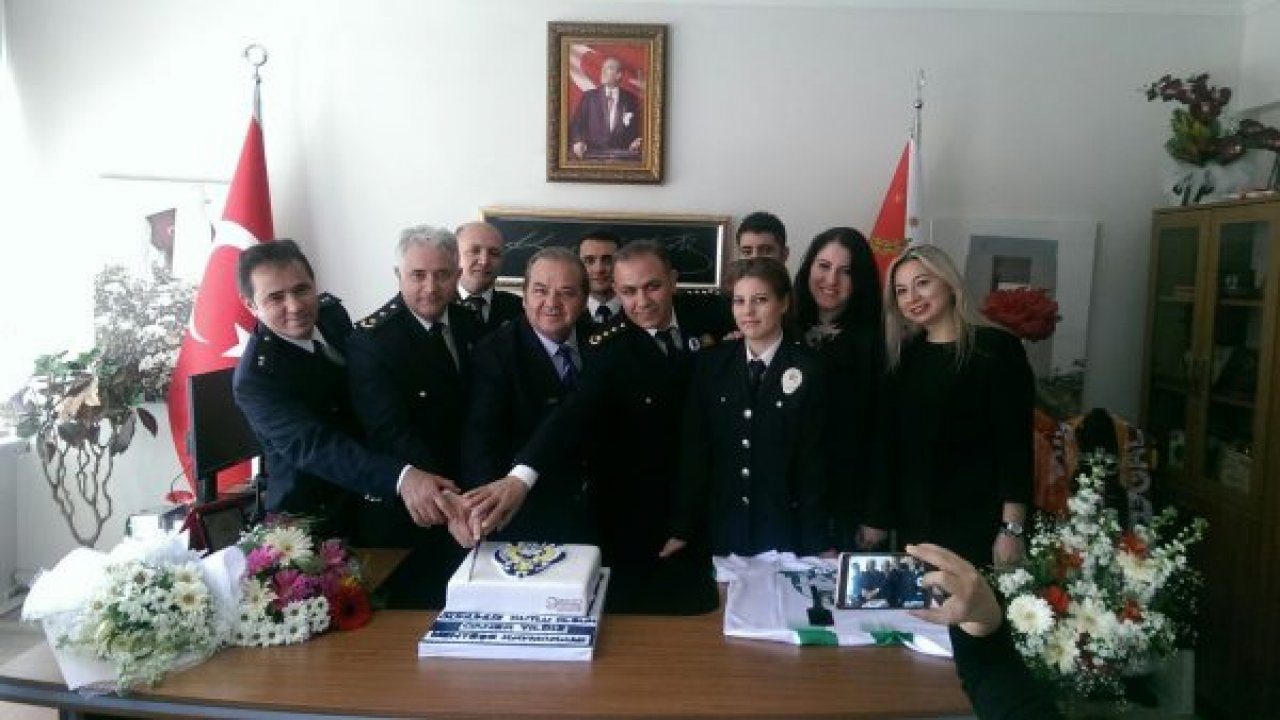 Kaymakam Polislerle Pasta Kesti