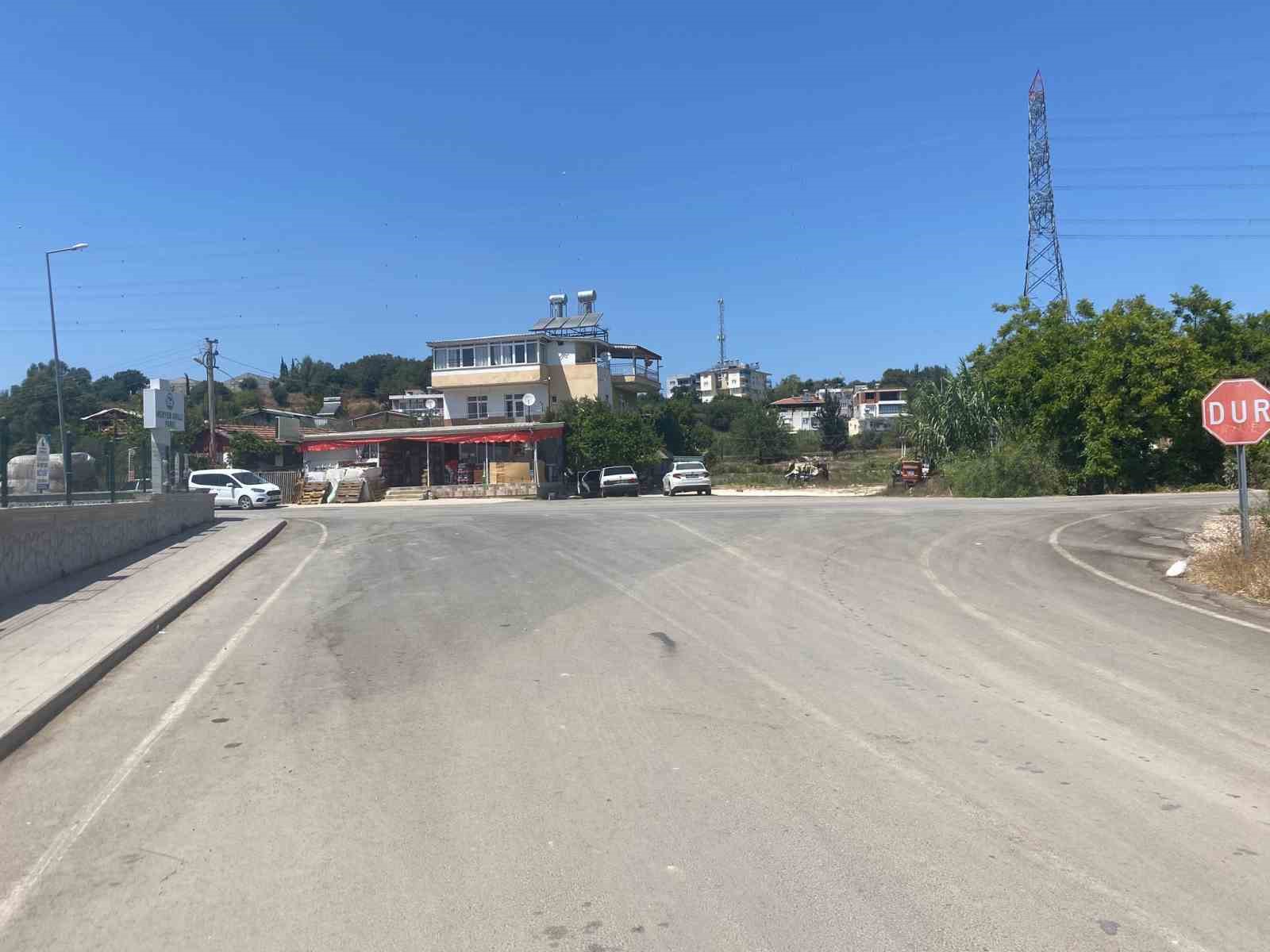 El Frenini Çekmeyi Unutunca Otomobil Park Duvarına Çarparak Durdu