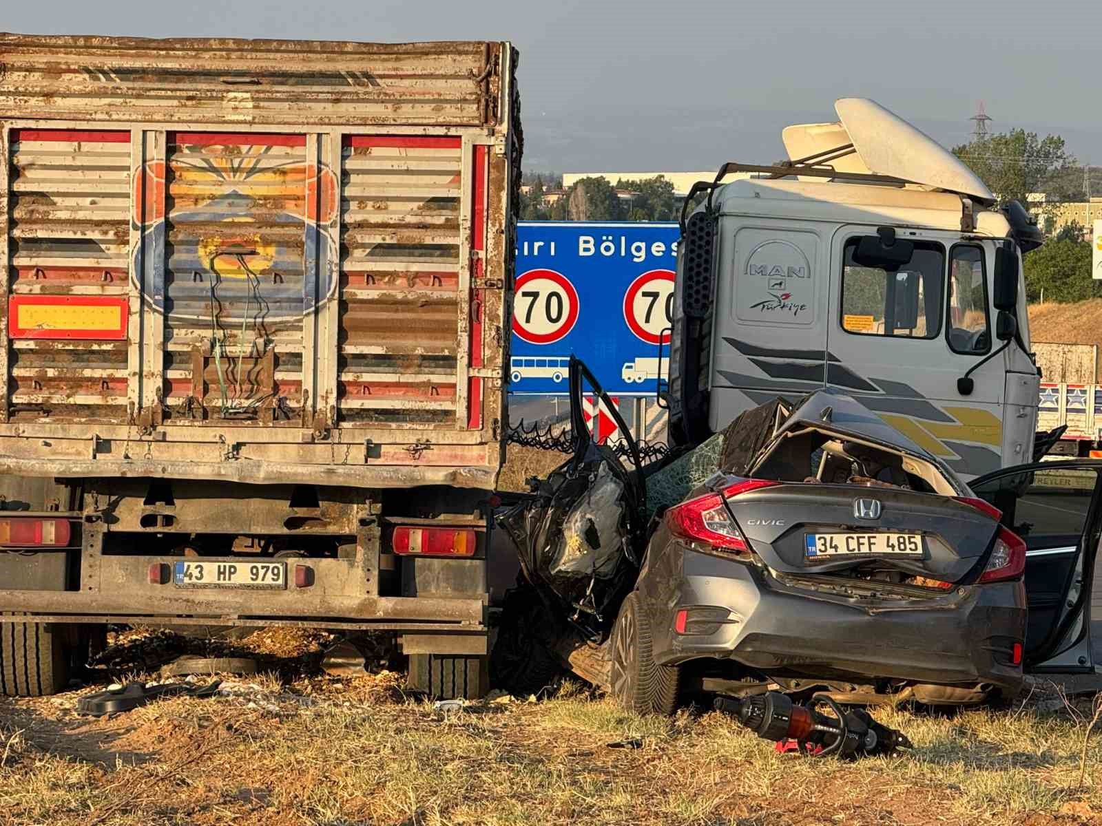 Tır ile Otomobil Çarpıştı: 1 Ölü, 3 Yaralı