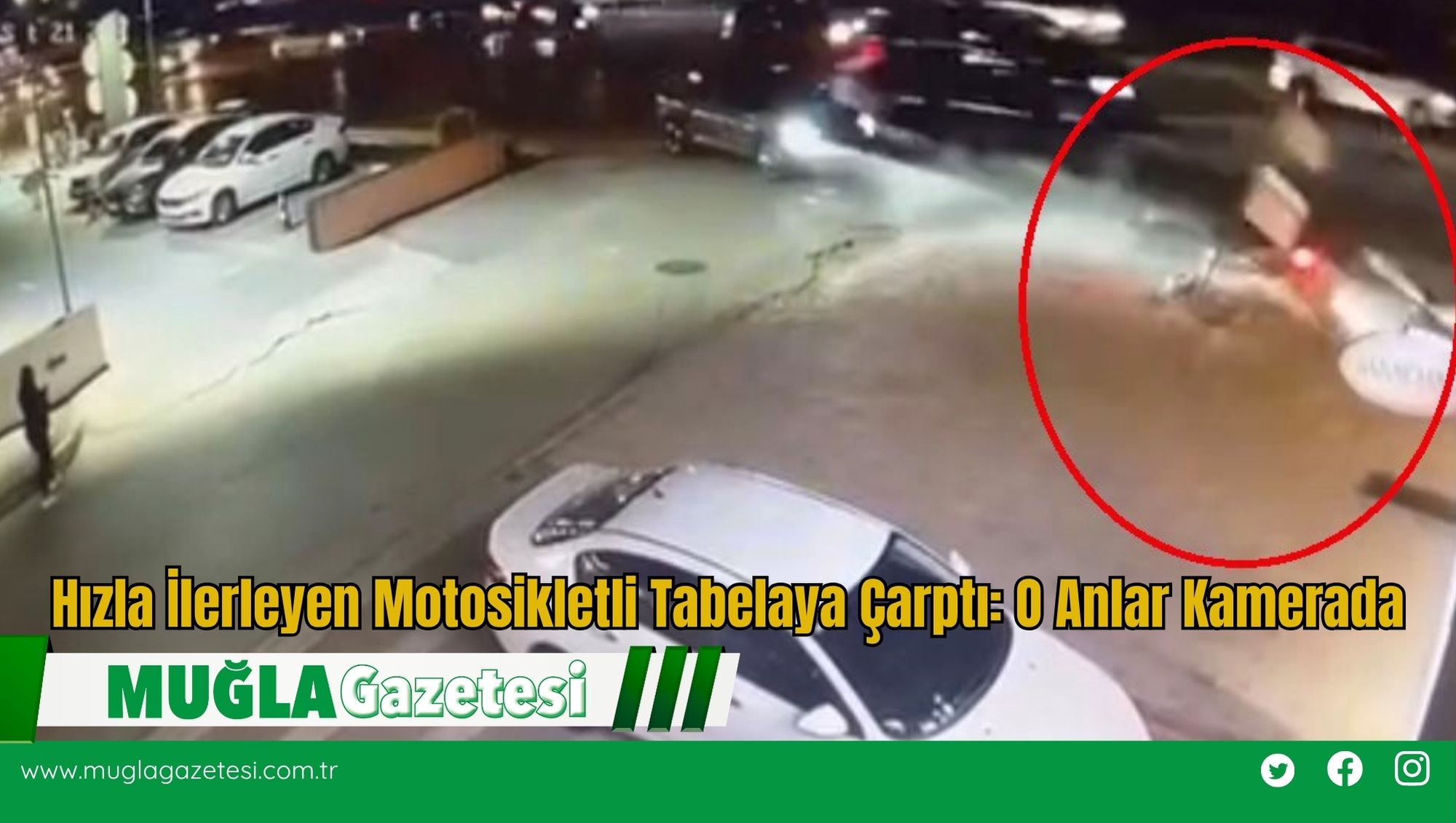 Hızla İlerleyen Motosikletli Tabelaya Çarptı: O Anlar Kamerada