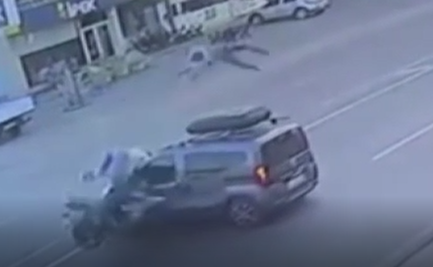 Kaza Yapan Motosikletin Yolcusu Havada Üç Takla Attı