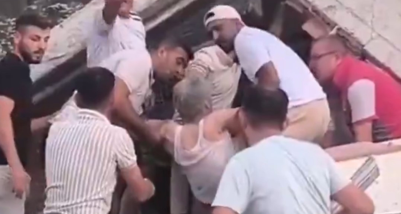 Balıkesir'i Sarsan Depremde Enkazdan Bir Kişi Kurtarıldı