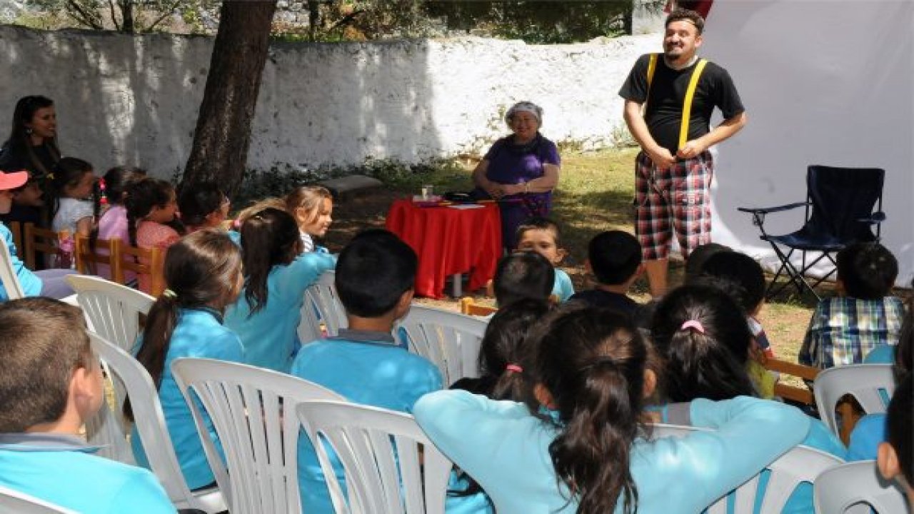 Miniklere tiyatrolu teknoloji uyarısı