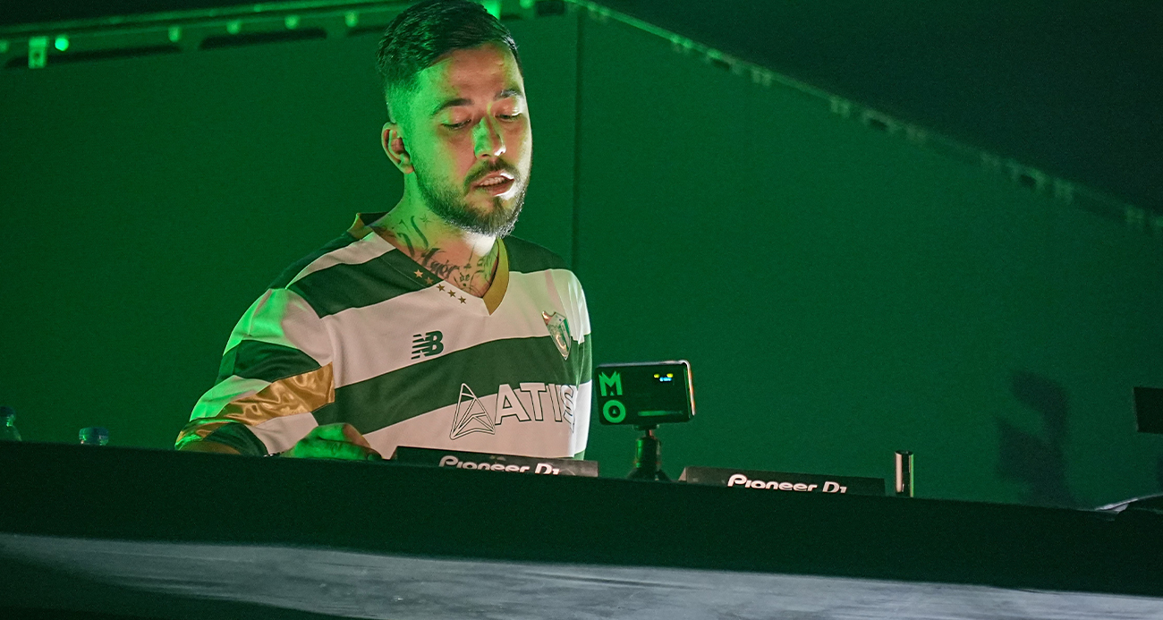 ‘Bozkurt’ İşareti Tartışma Yarattı: Mahmut Orhan’ın Konserleri İptal Edildi