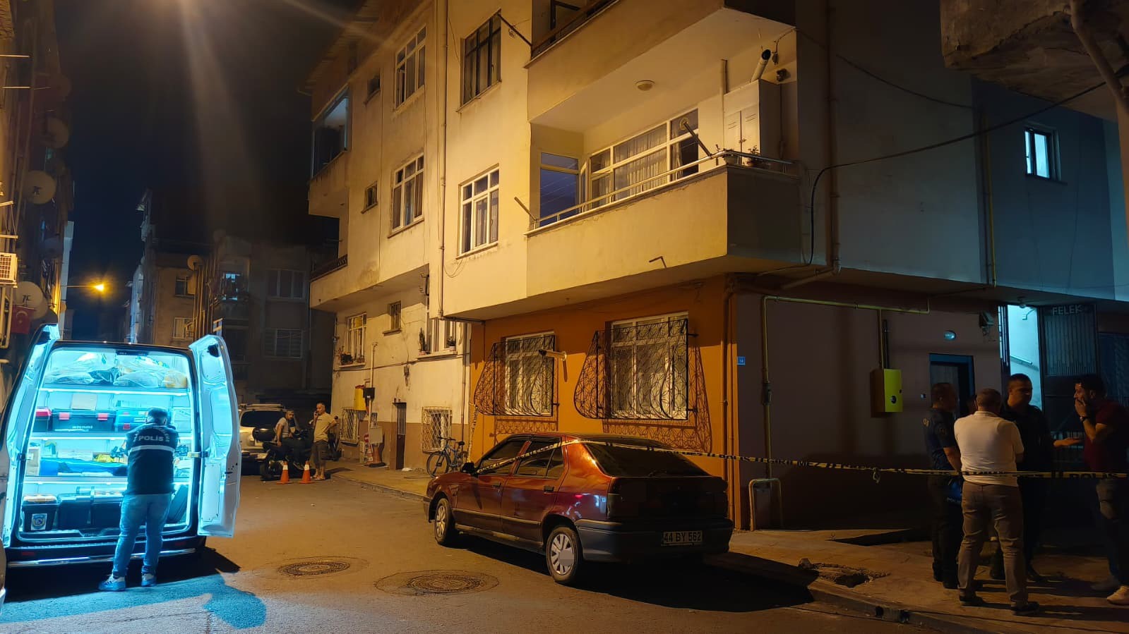 Eşini Vuran Adam Aynı Silahla Canına Kıydı