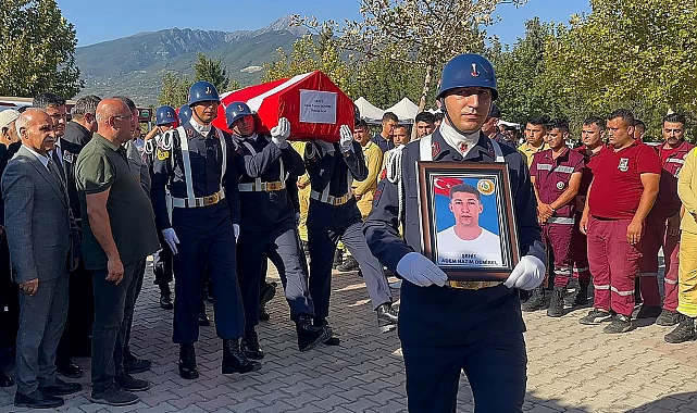 Yangına Giderken Kaza Geçirip Şehit Olan İtfaiyeci Son Yolculuğuna Uğurlandı