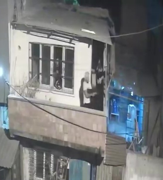 Balkondan Balkona Pompalı Tüfek ve Tabancalı Çatışma