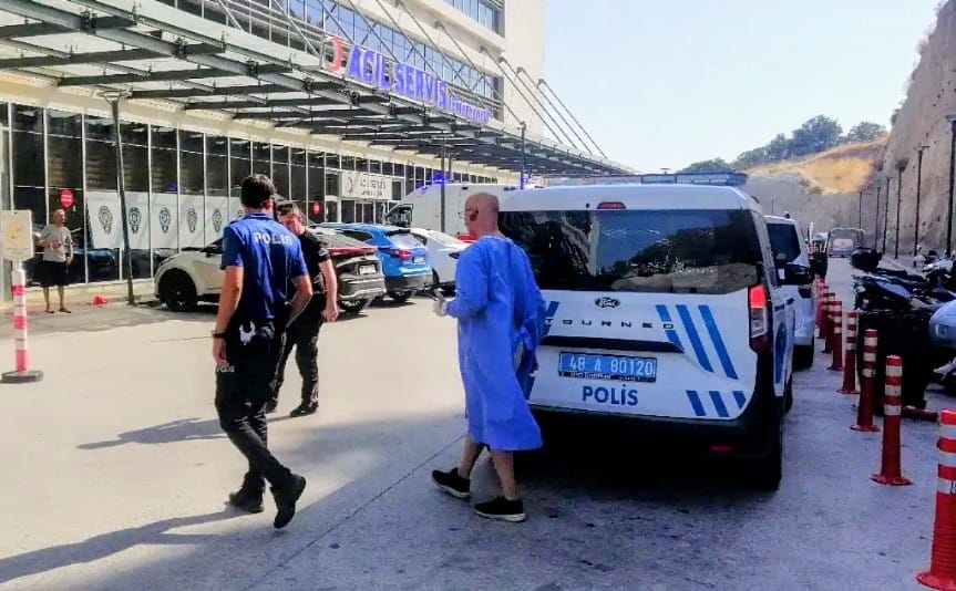 Muğla'da Ameliyat Önlüğü ile Hastaneden Kaçtı, Polis Ekipleri Alarma Geçti