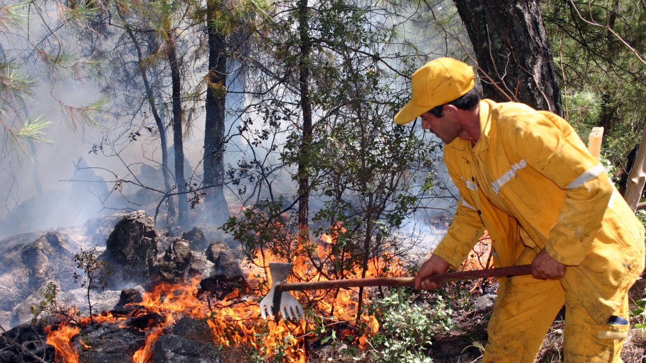 Doğu karla, Muğla yangınla mücadele ediyor
