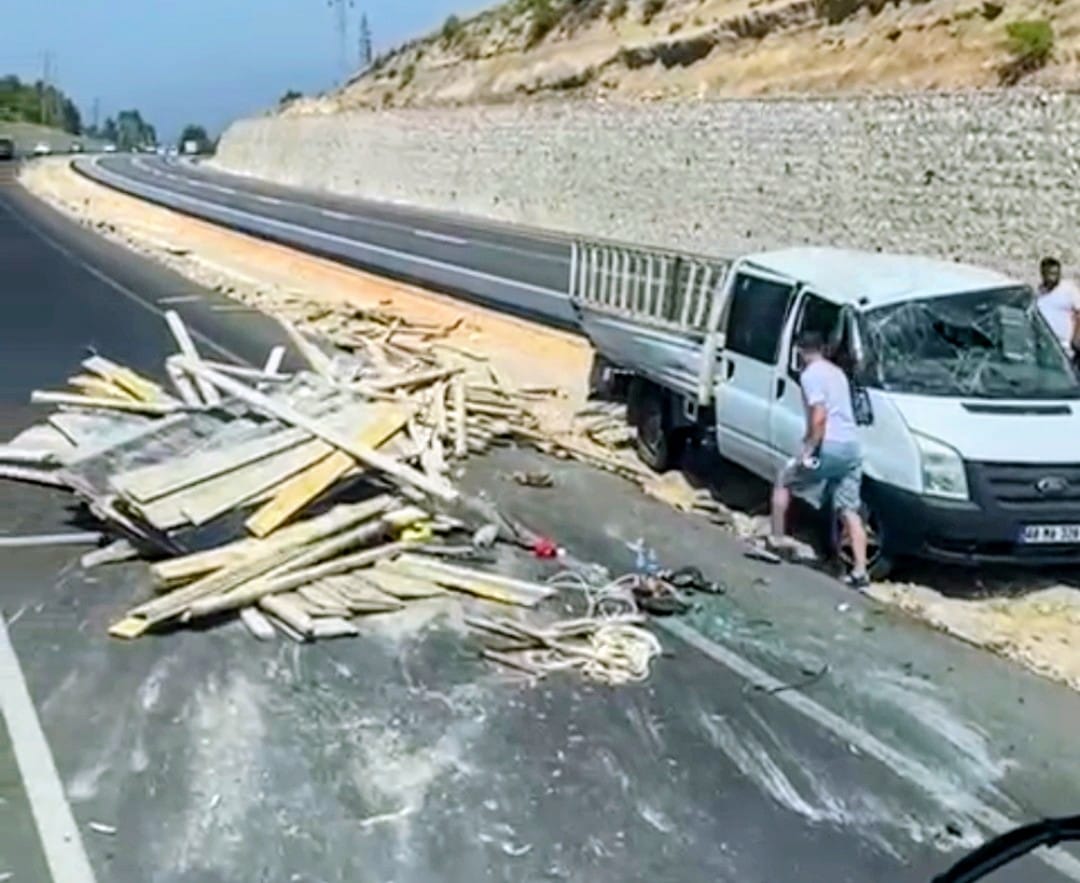 Muğla'da Trafik Kazası, İnşaat Kalıpları Yola Savruldu
