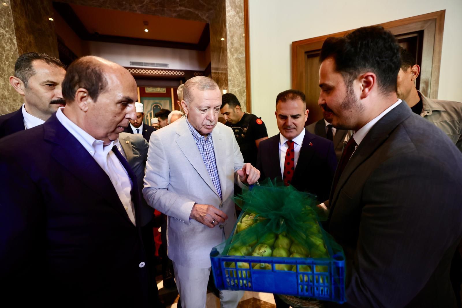 Cumhurbaşkanı Erdoğan, Kendisine İkram Edilen İnciri İlk Olarak Ayaydın'a İkram Etti