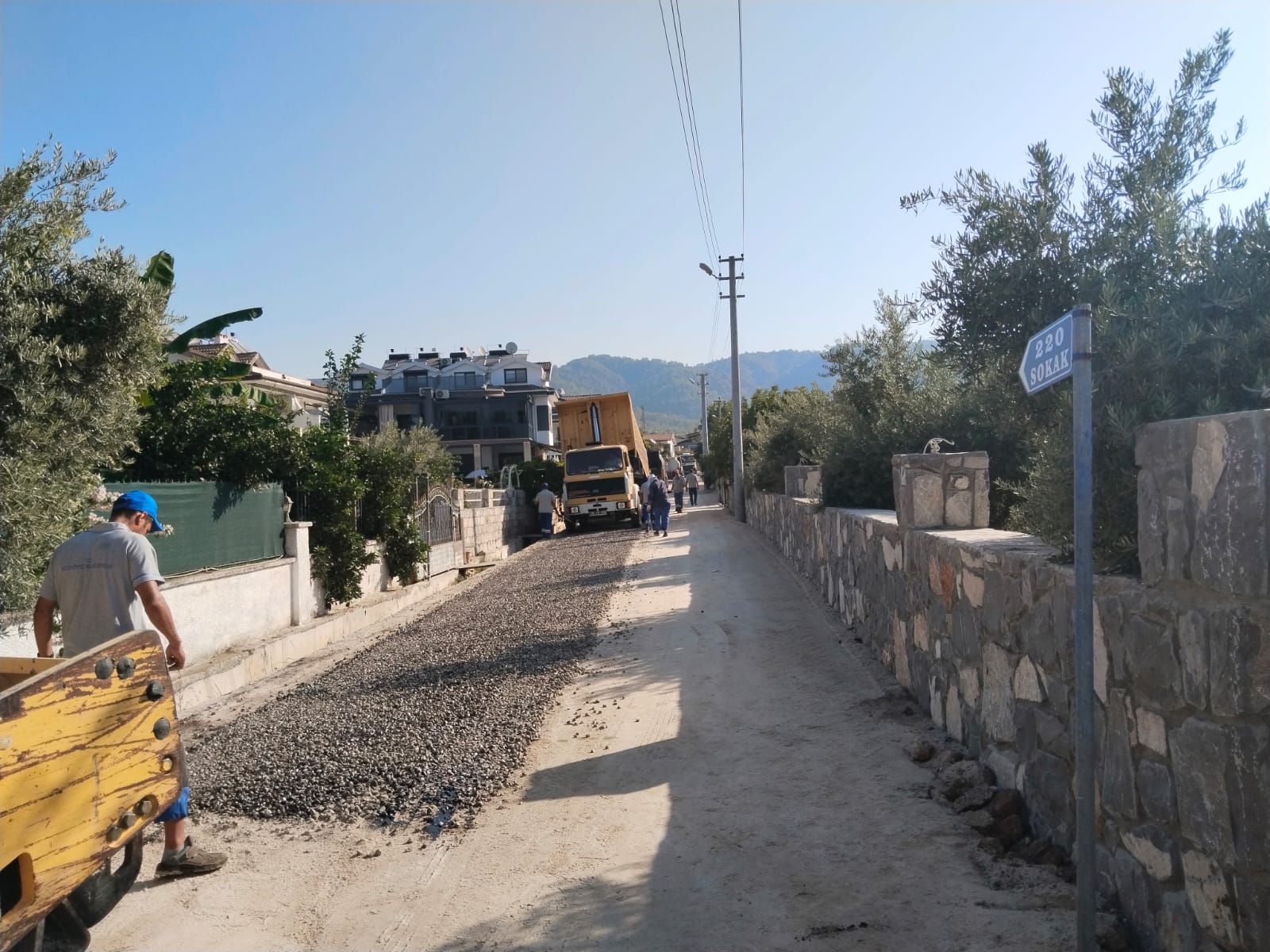 Fethiye Belediyesi 41 Mahallede Yol Çalışmalarını Hız Kesmeden Sürdürüyor