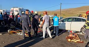 İki Otomobil Kafa Kafaya Çarpıştı, 4 Kişi Hayatını Kaybetti