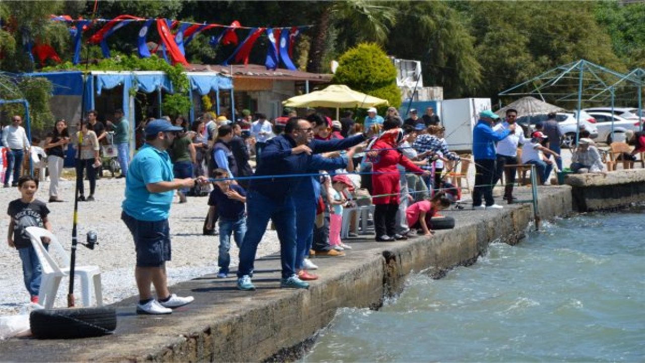 Aileler çocuklarıyla balık tuttu