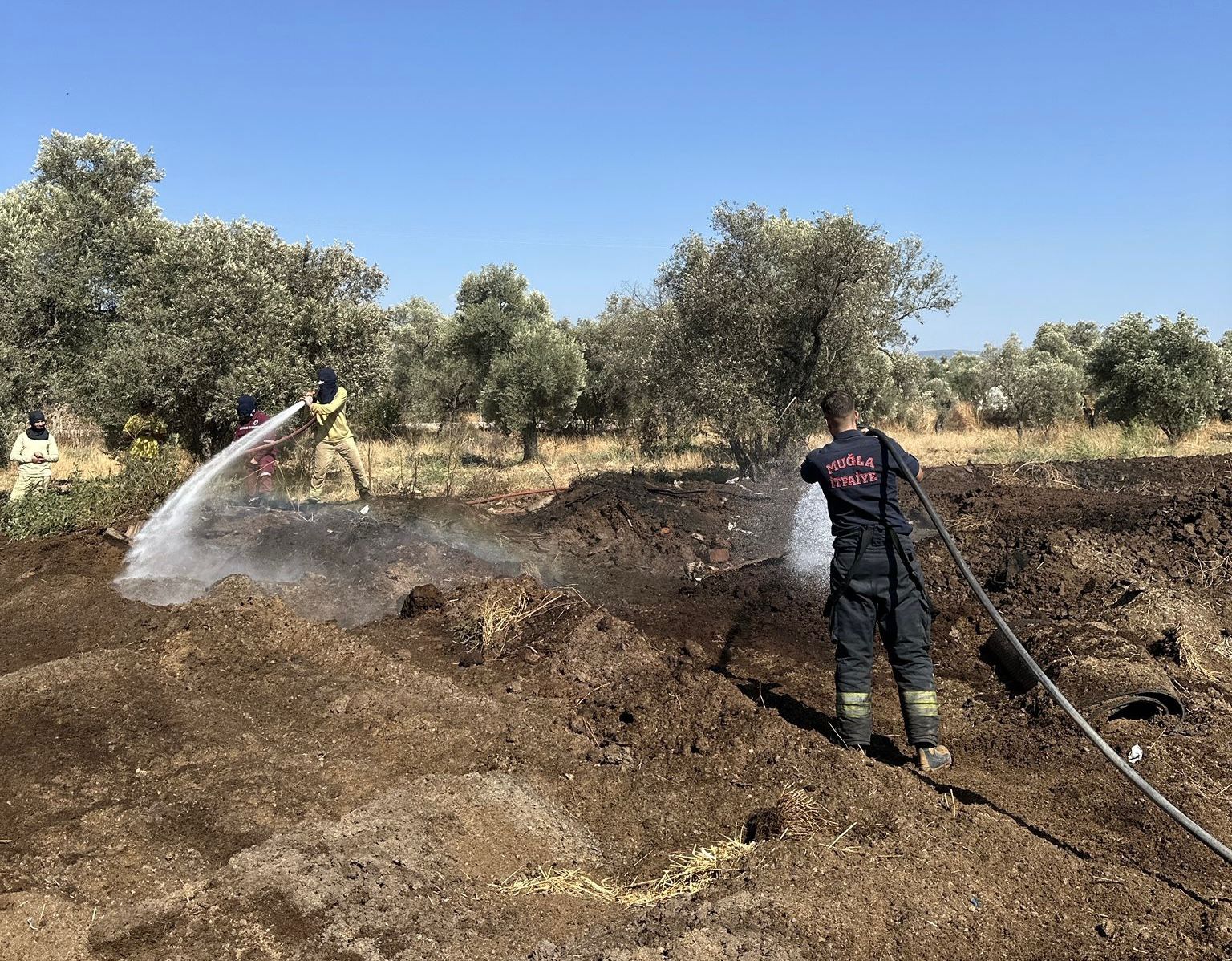 Milas’ta Hayvan Gübresi Depolama Alanında Yangın Çıktı