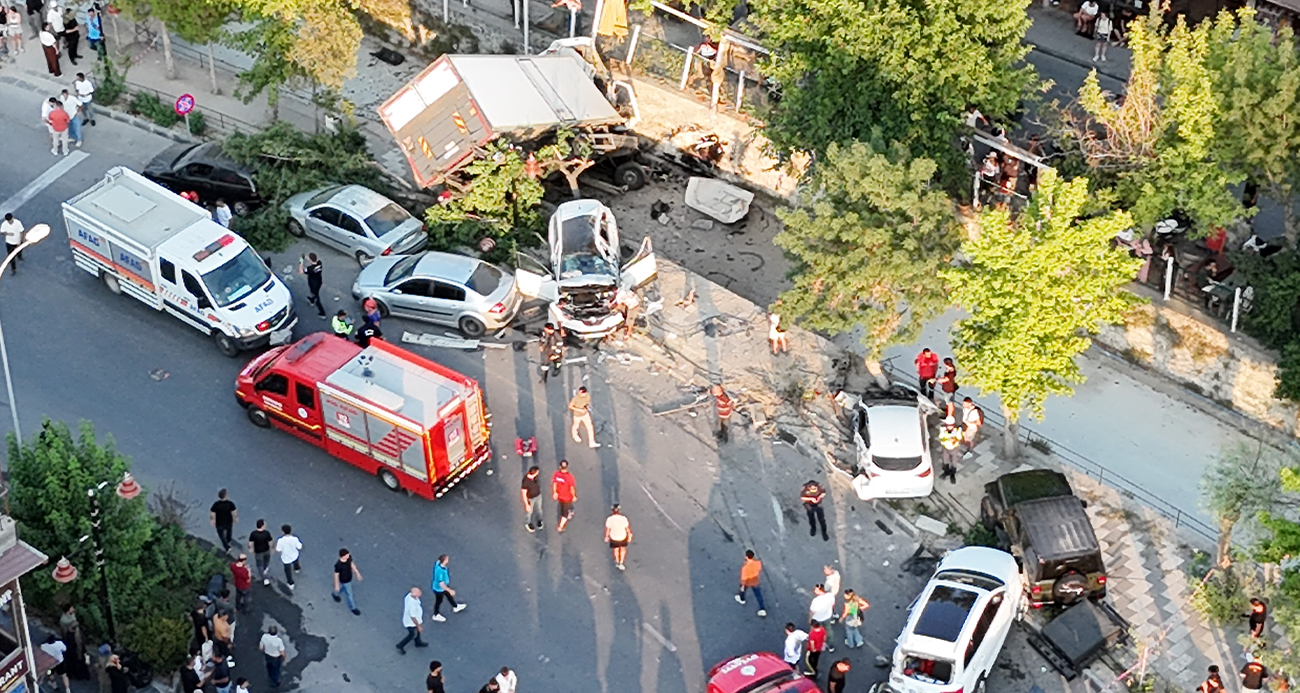 Freni Patlayan Kamyon 10 Araca Çarpıp Kanala Düştü