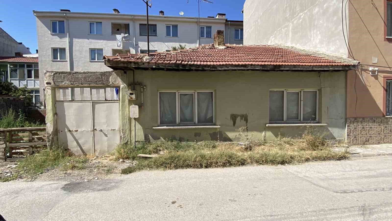 Çocuklar Metruk Evde Erkek C*sedi Buldu