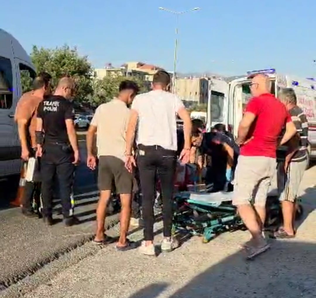 Muğla'da Motosiklet Yayaya Çarptı:Kazada 2 Kişi Yaralandı