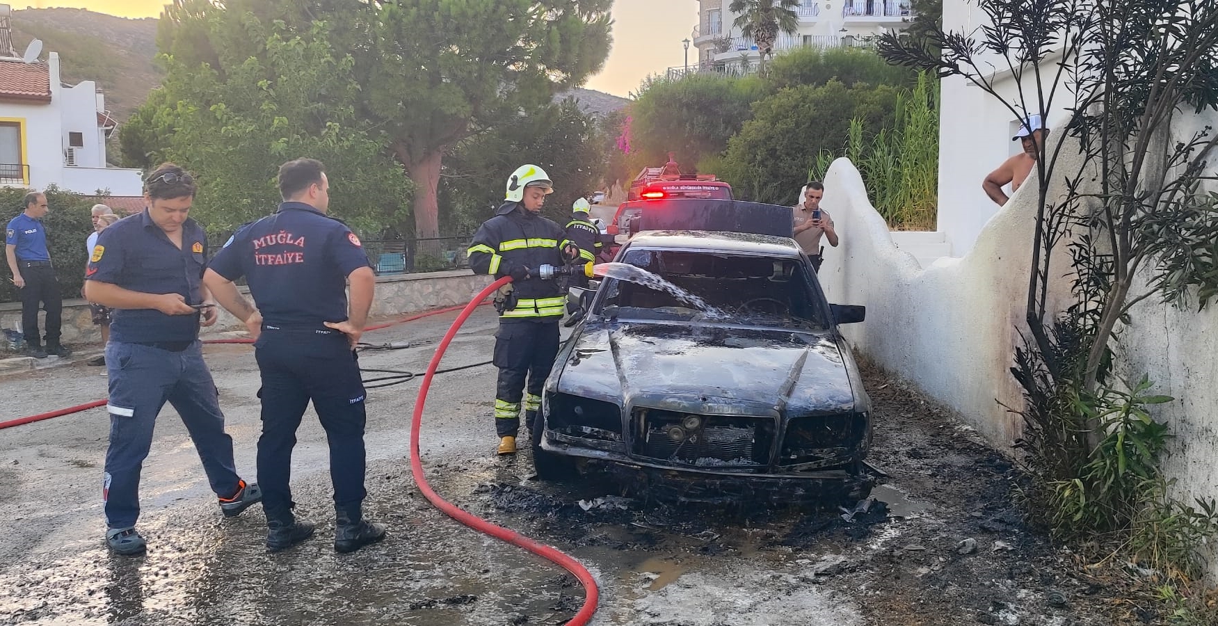 Datça'da Park Halindeki Otomobil Yandı