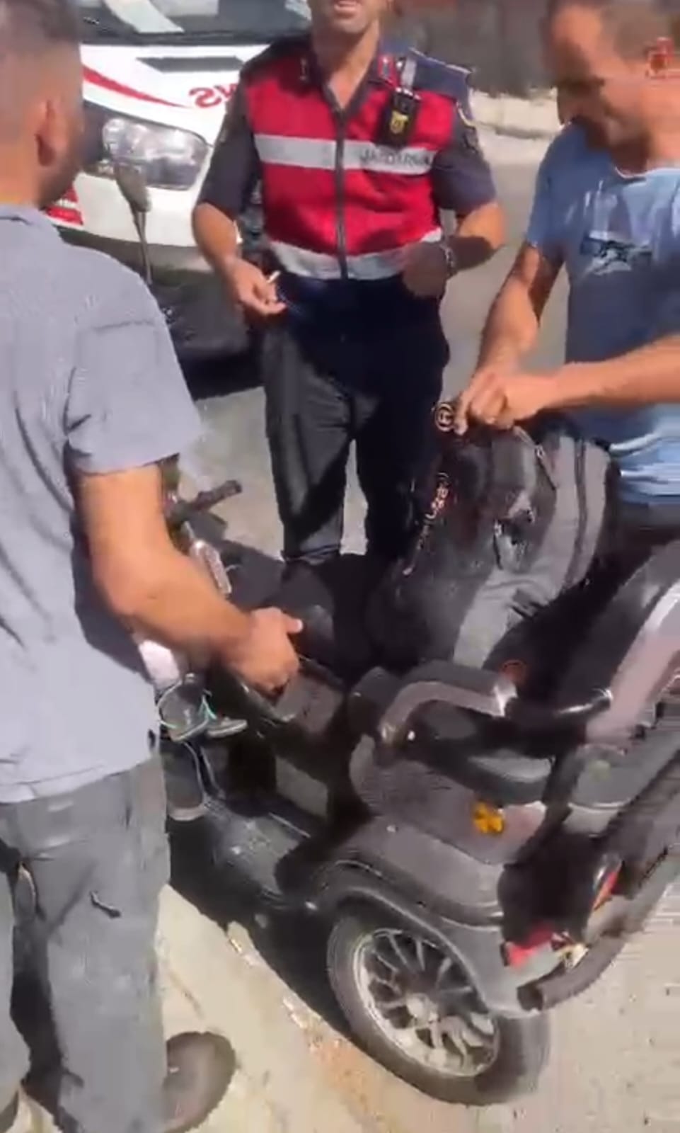 Bodrum’da Akülü Bisiklete Çarpan Araç Kaçtı: 1’i Ağır 2 Yaralı