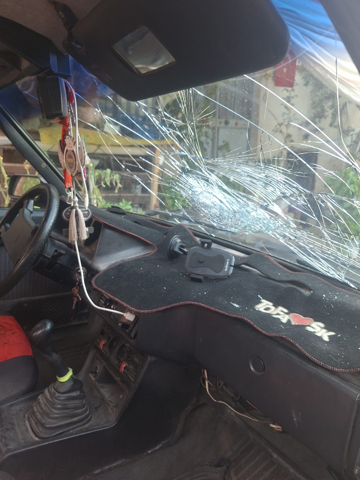 Kardeşler, Otomobilde Oturan İki Arkadaşa Bıçaklı ve Silahlı Saldırdı