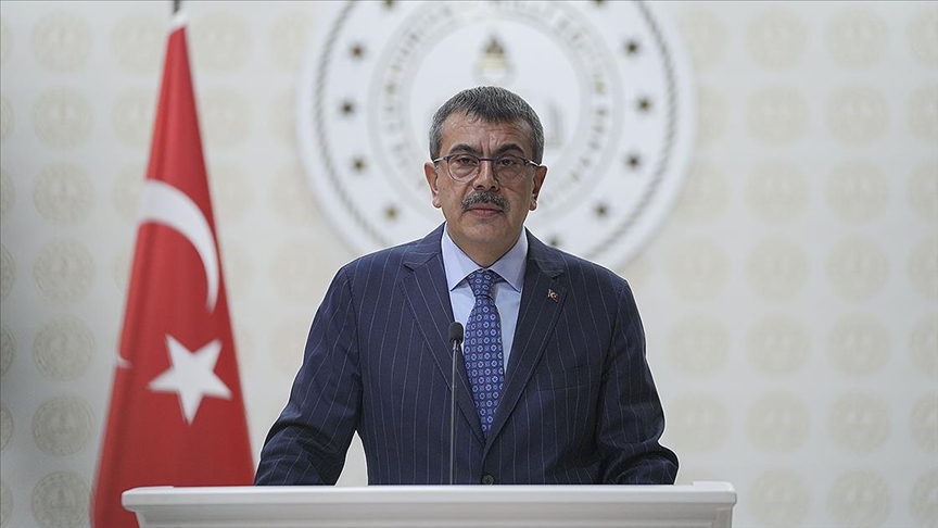 Bakan Tekin'den Yeni Düzenlemeler: Cep Telefonu Yasak, Mezuniyetlere Sınırlama