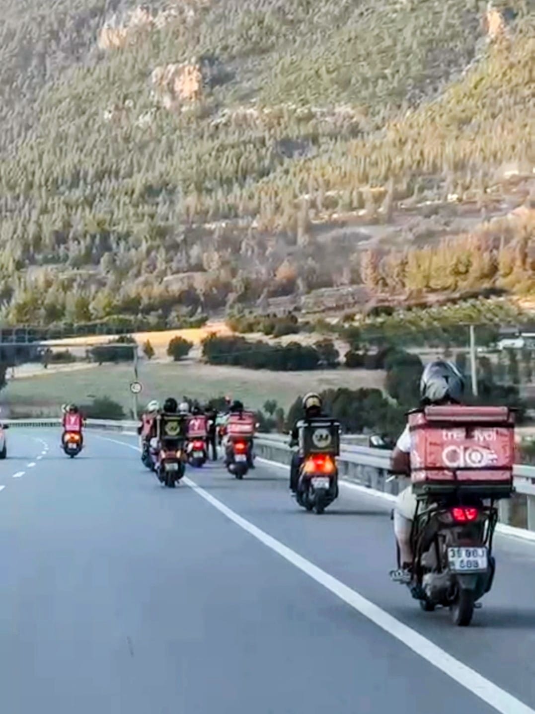 Denizli'de Moto Kuryeler Yangına Müdahale Eden Ekiplere Su ve Yemek Taşıyorlar