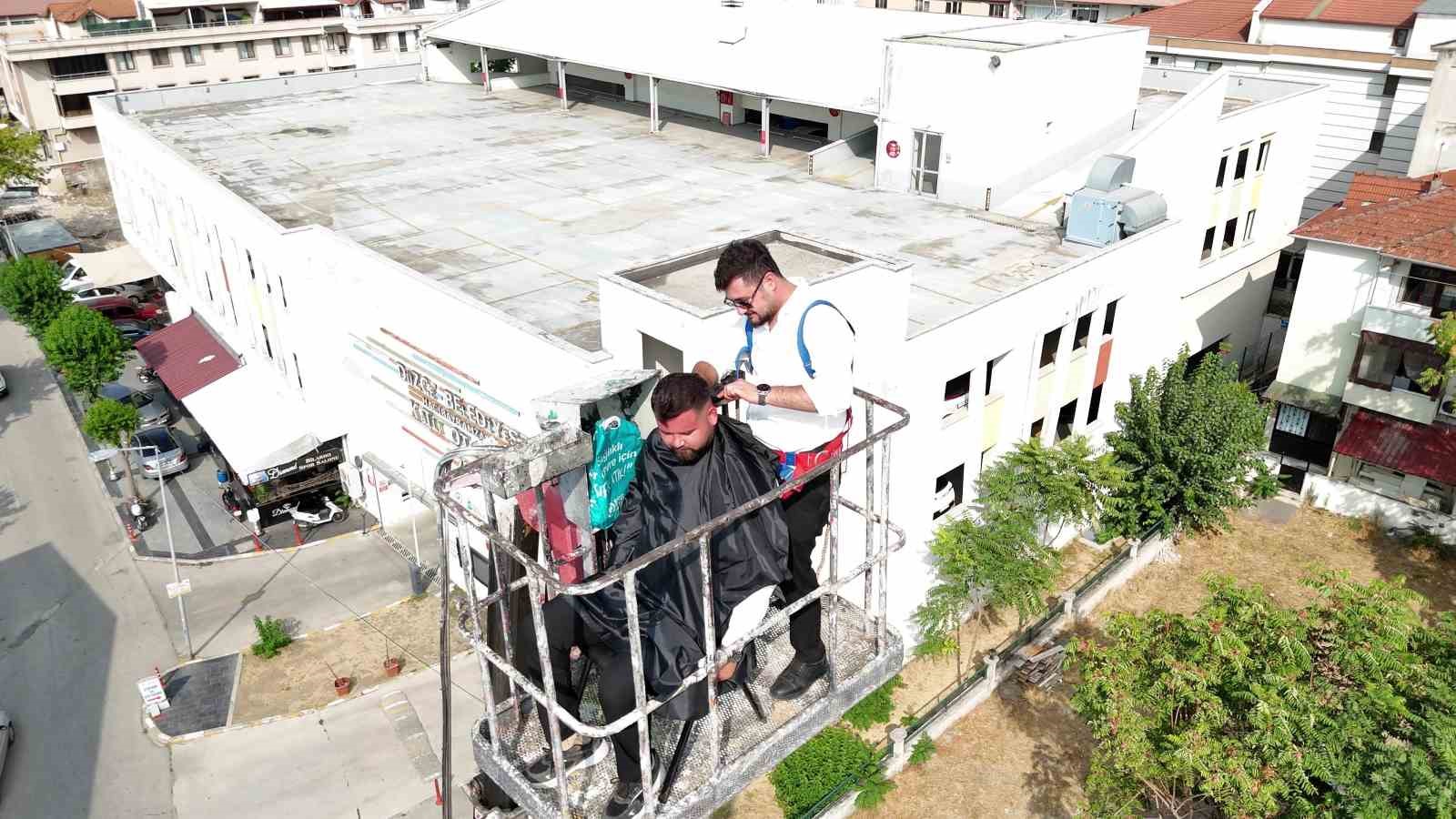 15 Yıllık Berber, Yeni Dükkanının İlk Tıraşını Gökyüzünde Yaptı