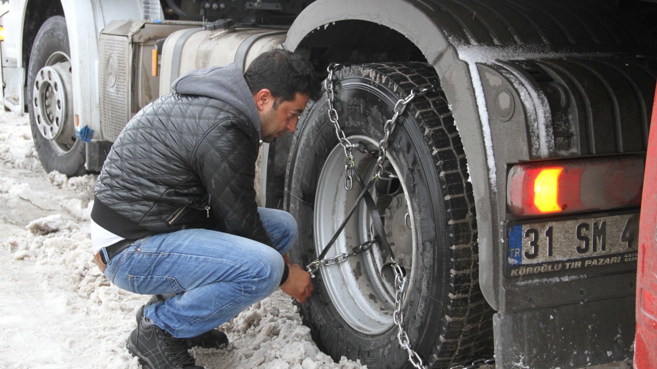 Seydikemer'de kar yağışı hayatı olumsuz etkiledi