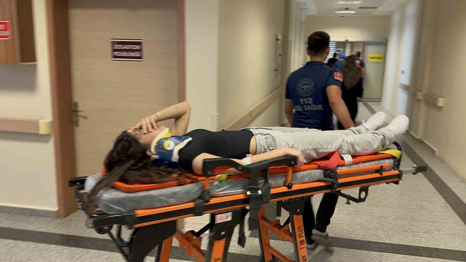 Yolcu Minibüsü Direğe Çarptı: 8 Yaralı