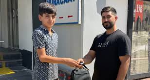 Koca Yürekli Çocuk Çöpte Bulduğu Milyonluk Altınları Teslim Etti