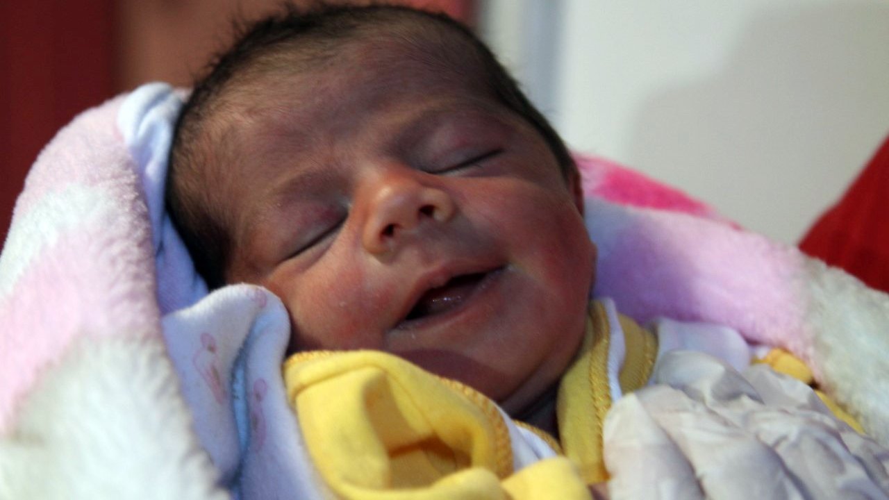 BEBEĞİNİ BIRAKIP KAÇAN ANNE YAKALANDI