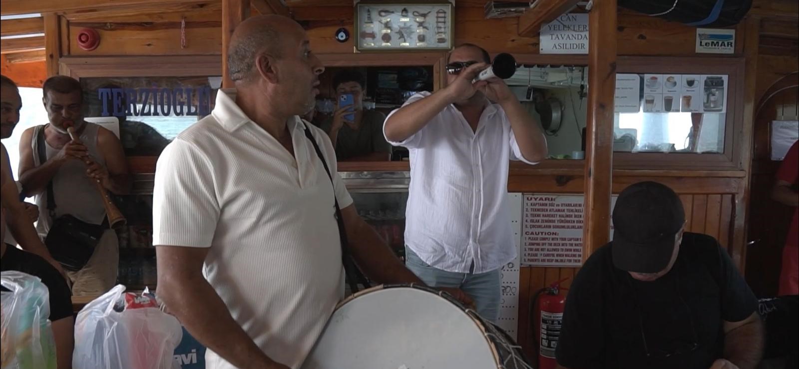 Düğerek Mahallesi Teknede Coştu: Davul Zurna Eşliğinde Eğlence