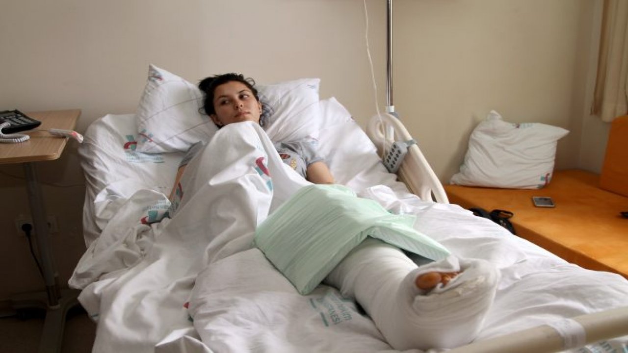 Döner bıçağıyla eşini yaralayan sanık hakim karşısına çıktı