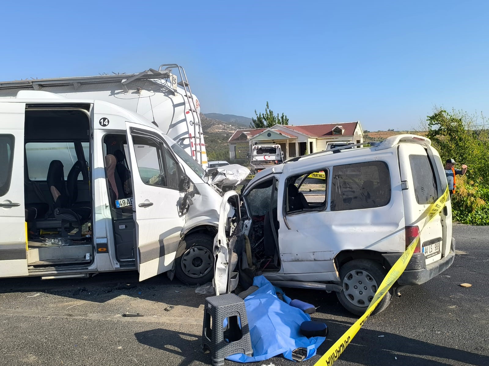 Servis Minibüsü ile Hafif Ticari Araç Çarpıştı: 1 Ölü, 13 Yaralı