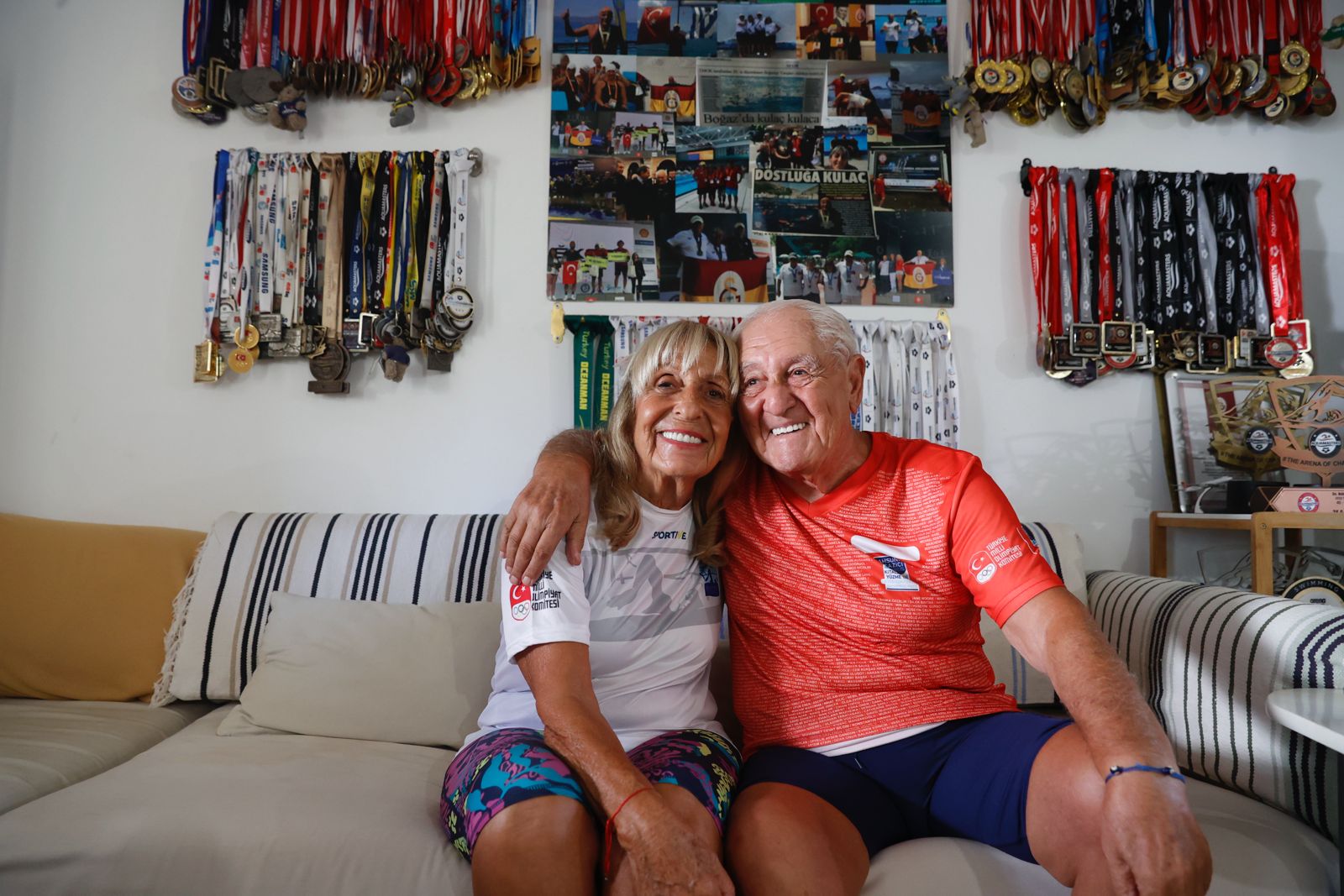 Muğla’da 89 ve 78 Yaşındaki Çiftin Yüzme Tutkusu Gençlere İlham Veriyor